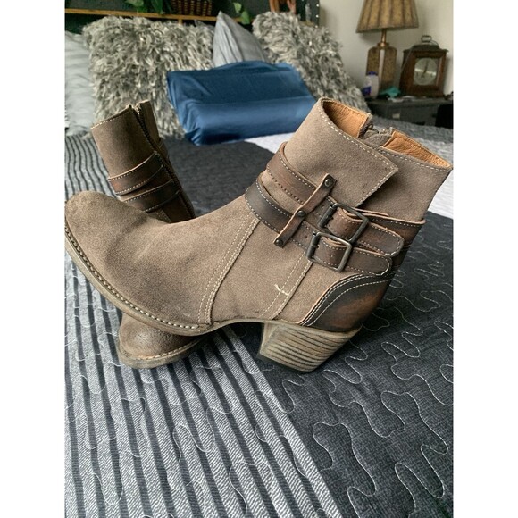 Freebird Brown and Tan Ankle Boots - Picture 3 of 16